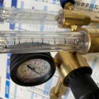 Detendeur double sortie pour bouteille avec ratometre pour soudage deux 2 postes ou inertage complementaire solutions des soudeurs ergonomique poste de travail