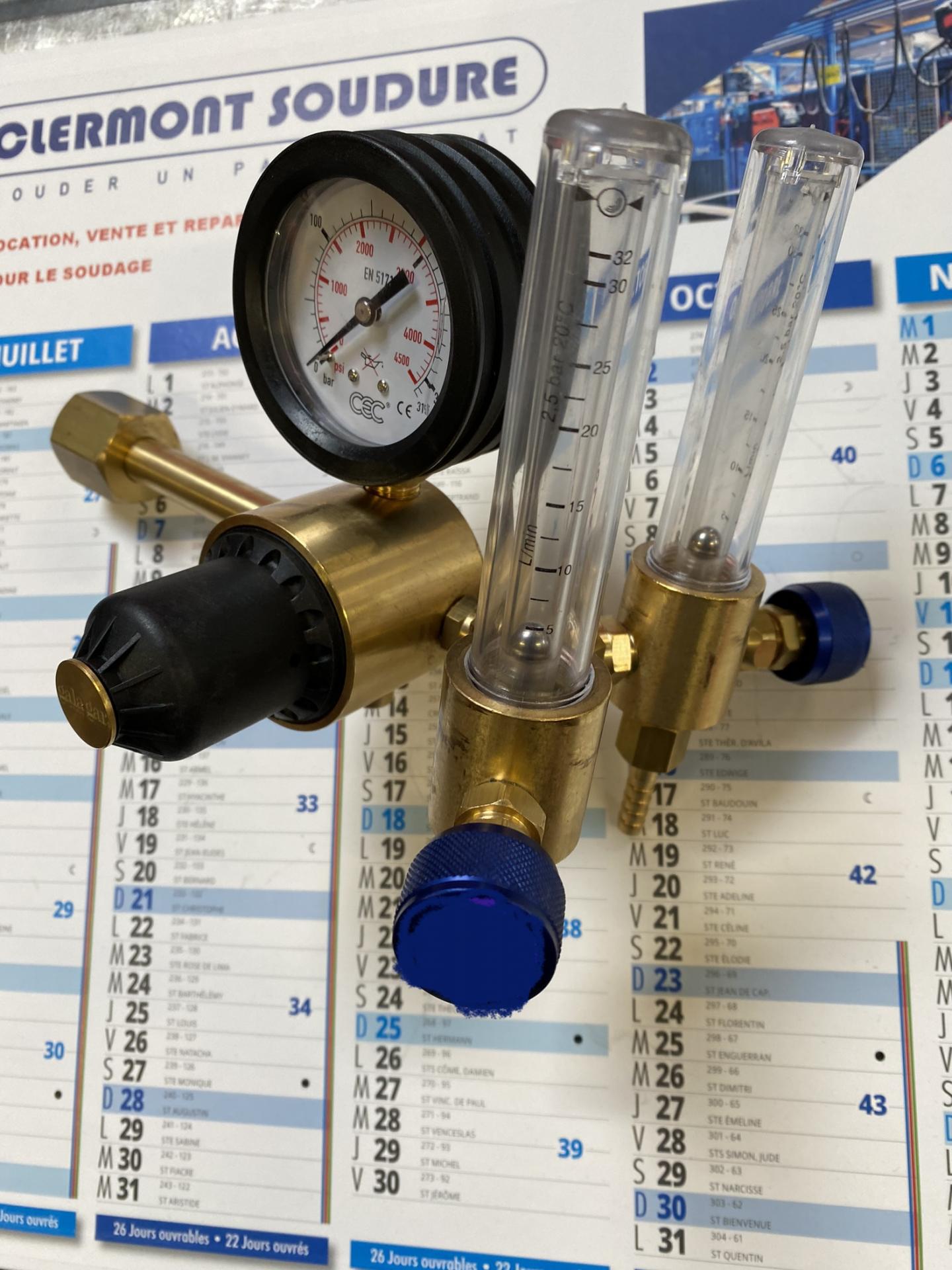 Detendeur double sortie pour bouteille iso raccord rapide avec ratometre pour soudage deux 2 postes inertage solutions des soudeurs ergonomique poste de travail soudure pro boutiqu