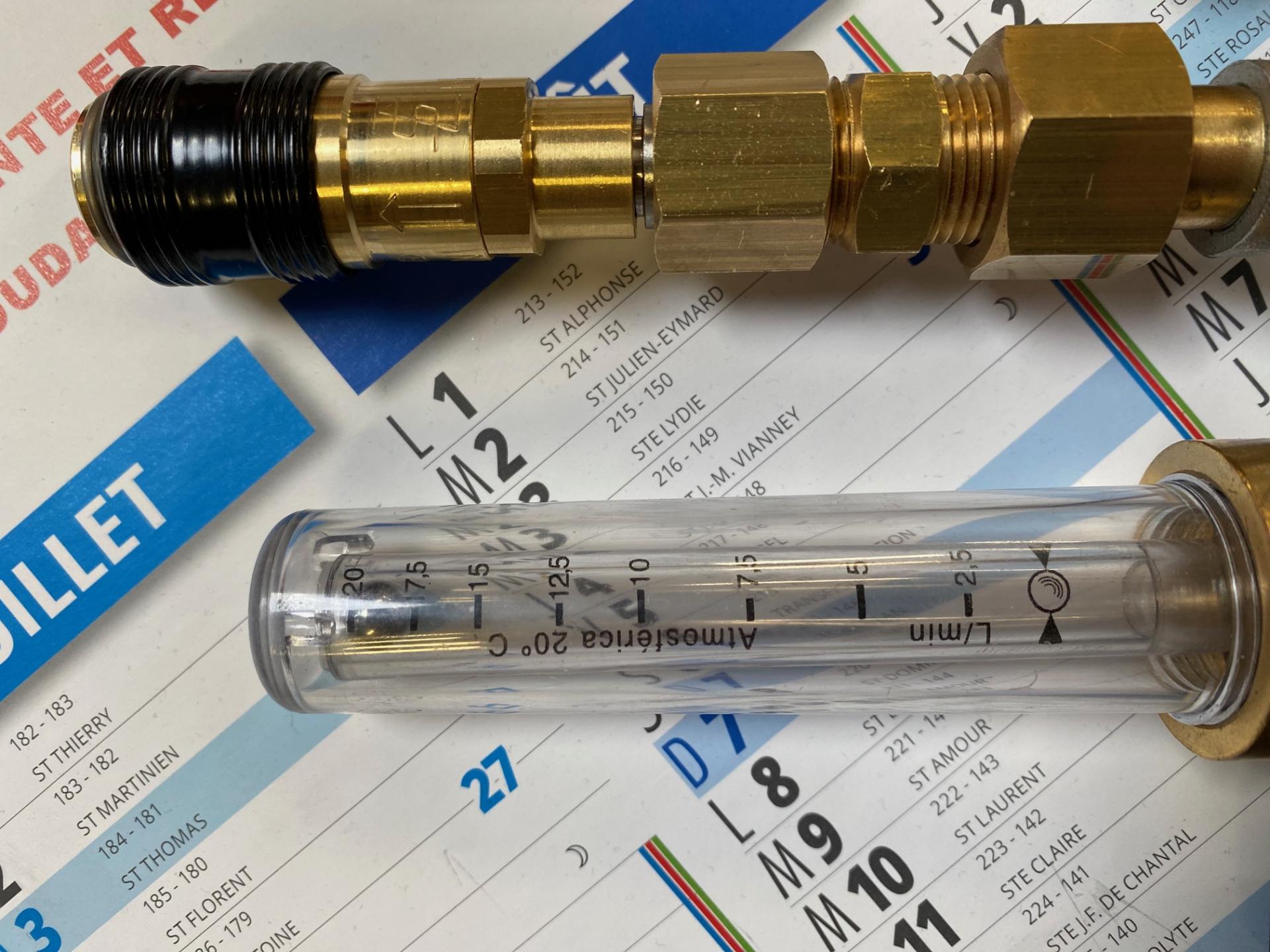 Detendeur double sortie pour bouteille iso raccord rapide avec ratometre pour soudage deux 2 postes ou inertage solutions des soudeurs ergonomique poste de travail soudure pro bout