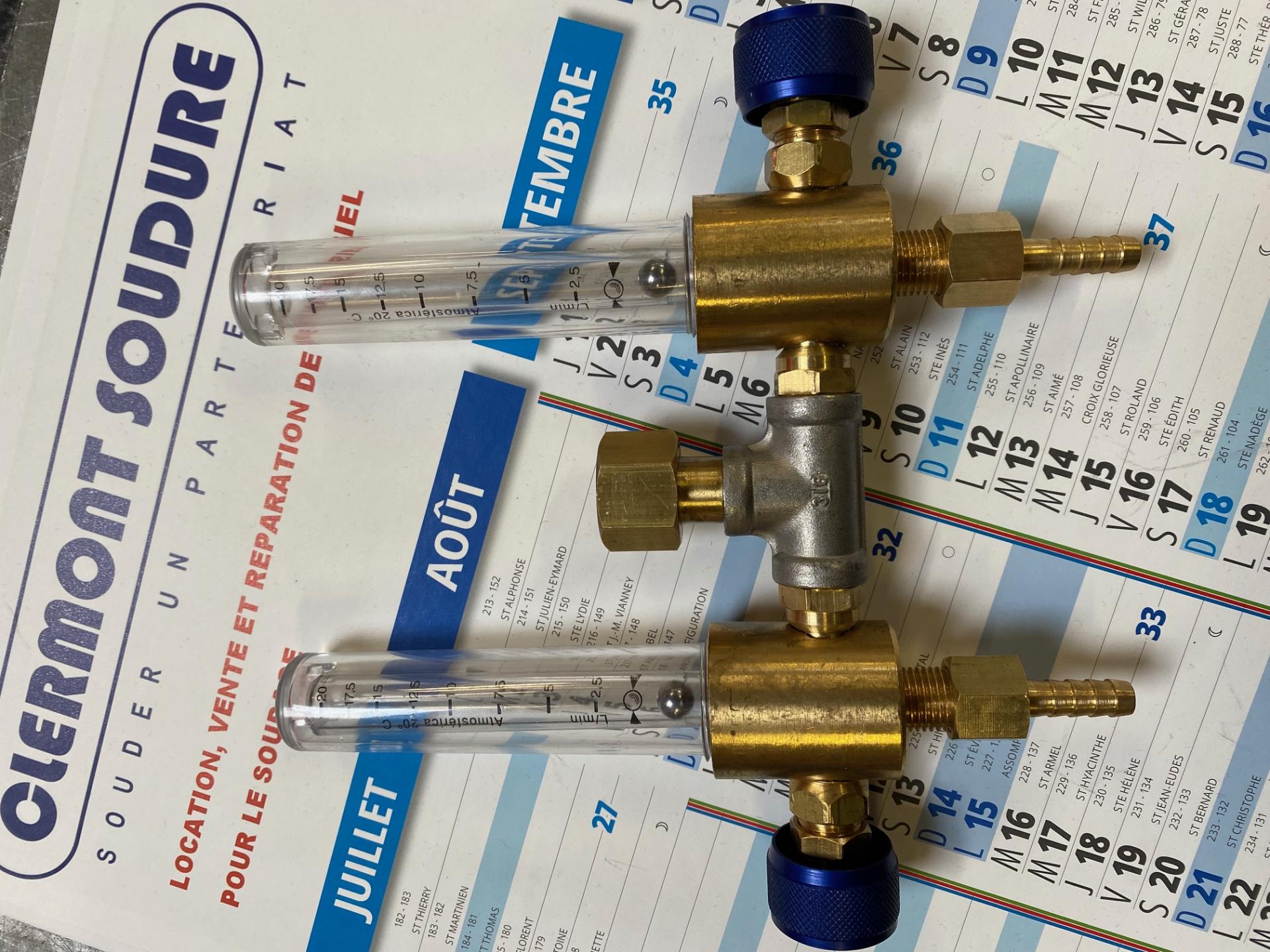 Detendeur double sortie pour bouteille iso raccord rapide avec ratometre pour soudage deux 2 postes ou inertage solutions des soudeurs ergonomique poste de travail soudure pro bout