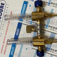 Detendeur double sortie pour bouteille iso raccord rapide avec ratometre pour soudage deux 2 postes ou inertage solutions des soudeurs ergonomique poste de travail soudure pro bout